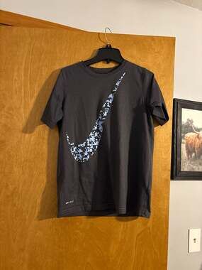 Nike Big Kids Dri-FIT Pixel Swoosh Training T-Shirt Gray